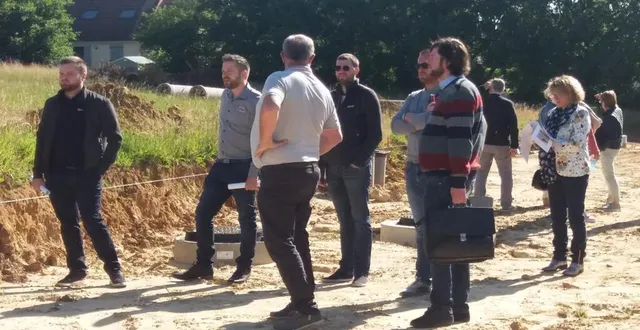 photo  sous la conduite du maire, les constructeurs de maisons individuelles découvrent le lotissement des hauts-de-villaine.  &copy;  ouest-france 