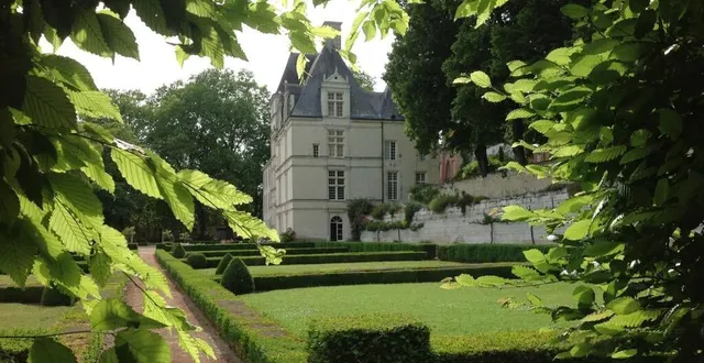 photo  l’angle est du château vu de la charmille classée.  &copy;  le maine libre 