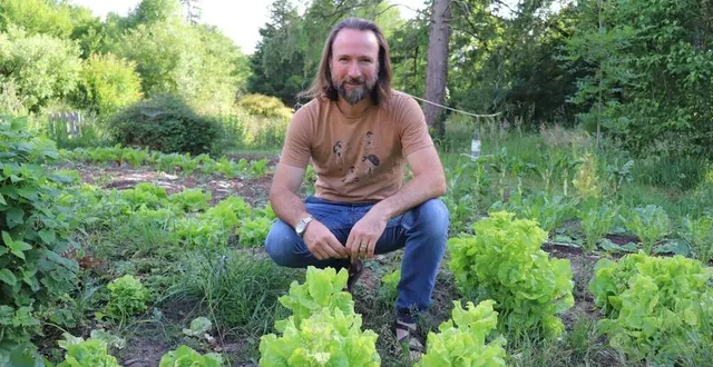 photo  gilles bonneaud a créé une micro-ferme et cultive de manière bio des légumes à bazouges-cré-sur-loir.  &copy;  ouest-france 