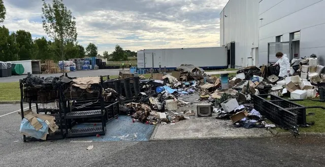 photo  l’incendie s’est déclaré vers 0 h 30, dans l’usine ariaké de cerisé.  &copy;  ouest-france 