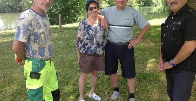 photo  accueillis par dominique agin (à gauche), yvette et daniel ont reçu mardi 31 mai la visite de jean-claude rouillard, maire délégué de ruillé.  &copy;  le maine libre 