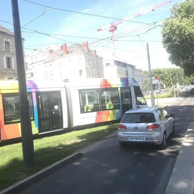 photo le tramway est resté bloqué, boulevard ayrault, laissant tout juste passer la circulation.  ©  ouest-france