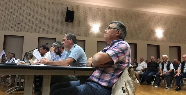 photo  régis cerbelle, le maire de chantenay-villedieu, ici au premier plan, en compagnie de daniel berger, le maire de saint-denis-d’orques, a mené la fronde pour le maintien des bennes de déchets verts sur sa commune et celle de saint-denis.  &copy;  ouest-france 