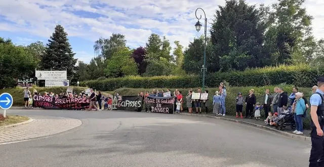 photo  accompagné de la chanson de gauvain sers « les oubliés », le cortège est parti de la mairie pour se diriger vers le rond-point de la sortie de souligné-sous-ballon, le jeudi 2 juin 2022.  &copy;  le maine libre 