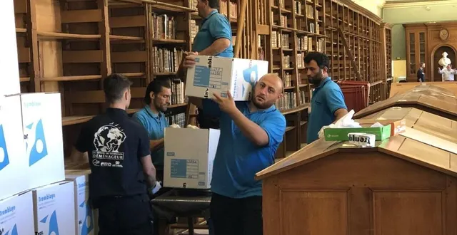 photo  les ouvrages qui garnissaient les rayonnages du fonds ancien sont en cours de déménagement.  &copy;  le maine libre 