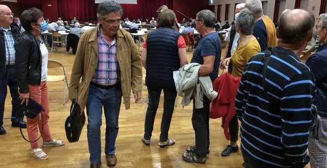 photo  fin du vote : les maires de chantenay-villedieu et saint-denis-d’orques quittent la séance, le mercredi 1er juin 2022 à brûlon.  &copy;  le maine libre 