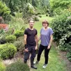 photo à souligné-flacé, le couple plante des fleurs, mais aussi de nombreux arbustes et autres plantes aux feuilles persistantes, plus résistantes aux intempéries, pour embellir le jardin toute l’année.