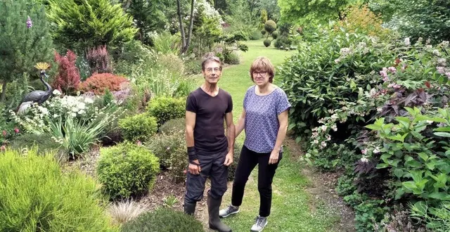 photo  à souligné-flacé, le couple plante des fleurs, mais aussi de nombreux arbustes et autres plantes aux feuilles persistantes, plus résistantes aux intempéries, pour embellir le jardin toute l’année.  &copy;  le maine libre 