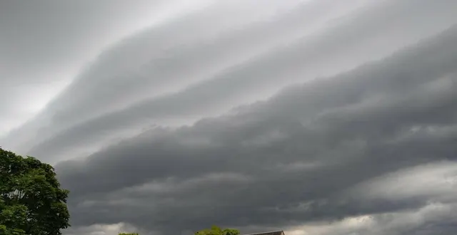 photo  pendant que le sud-sarthe subissait un déluge zébré d’éclairs, un arcus impressionnant roulait au-dessus du mans, ici, avenue bollée. un nuage à l’évolution aussi brève que spectaculaire. puis l’orage s’est installé dès 10 h 45.  &copy;  ouest-france 