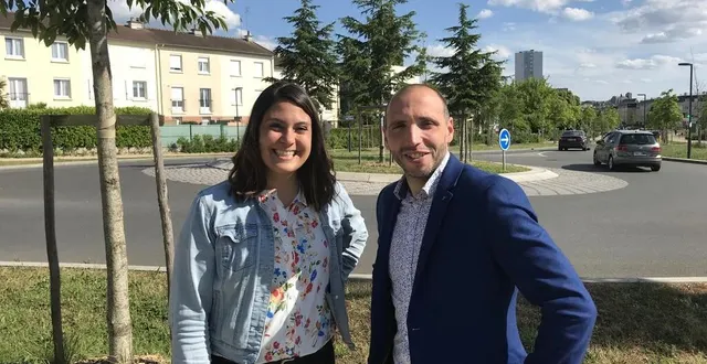 photo  julien gadrault et allison derrien à coulaines, le mardi 31 mai 2022. ces deux habitants de neuville-sur-sarthe se présentent aux élections législatives de juin 2022 dans la 5e circonscription de la sarthe.  &copy;  le maine libre 
