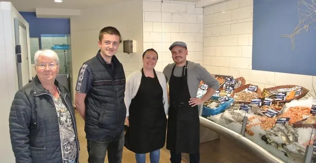 photo  kevin bigan et sa compagne marion avec les premiers clients heureux de trouver à nouveau une poissonnerie en centre-ville.  &copy;  ouest-france 