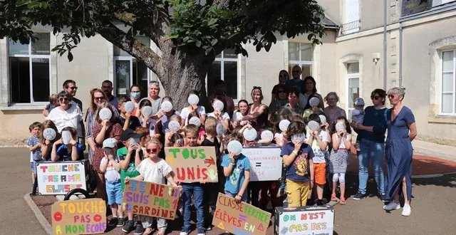 photo  pour protester contre la fermeture d’une classe au sein de l’école de villaines-sous-malicorne, un rassemblement a été organisé vendredi 3 juin.  &copy;  ouest-france 