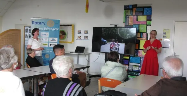 photo  les marcheurs autour de jean-baptiste kus et d’anne gaumé, qui tient le chèque du rotary.  &copy;  ouest-france 