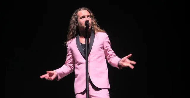 photo  julien doré, en costume rose ajusté, a conquis le public d''antarès avec un vrai show. photo le maine libre.  &copy;  le maine libre 