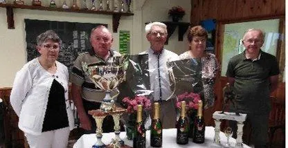 photo  le challenge de la boule de fort du cercle saint-hélier est revenu à l’équipe de germaine et bernard braud venue de candé. 