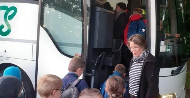 photo  les élèves à leur montée dans le car.  &copy;  le maine libre 