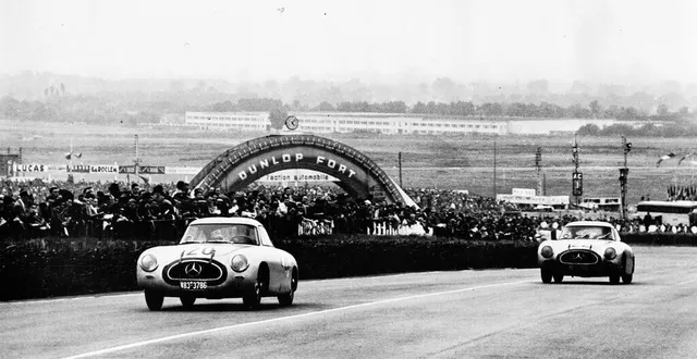 photo  les mercedes 300 sl dans la courbe dunlop.  &copy;  daimler ag 