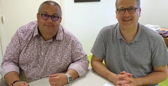 photo  les élus denis herraux (à g.) et nicolas rouanet le soulignent : « notre volonté est d’aller vers les habitants pour les accompagner ».  &copy;  le maine libre 