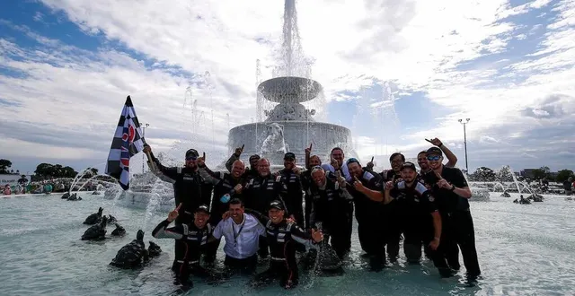 photo  cela méritait un petit bain dans la fontaine du centre de detroit, pour l’équipe de sébastien bourdais, en bas à gauche, et le chip ganassi racing.  &copy;  lat images – galstad 
