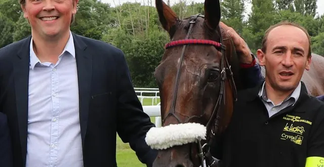 photo  l’angevin grégoire leenders (à gauche, ici lors de la victoire sur l’anjou loire challenge avec « début de printemps ») va connaître son premier partant dans un prix du jockey club, ce dimanche 5 juin 2022, à chantilly (oise). mister saint paul portera le numéro 6 dans cette course réunissant les meilleurs galopeurs mâles de 3 ans en plat.  &copy;  archives ouest-france 