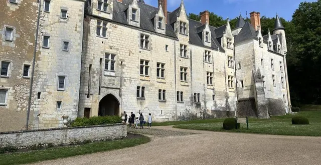 photo  le château de courtanvaux se visite du 1er mai au 30 septembre 2022. thiphaine boulay (en haut à droite), guide conférencière, propose des visites guidées.  &copy;  yanne boloh 