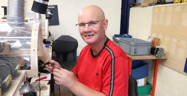 photo  jean-michel vayer, 53 ans, travaille à l’esat kâlista de la flèche depuis 33 ans, et a passé presque toutes ces années dans l’atelier d’électromécanique.  &copy;  ouest-france 