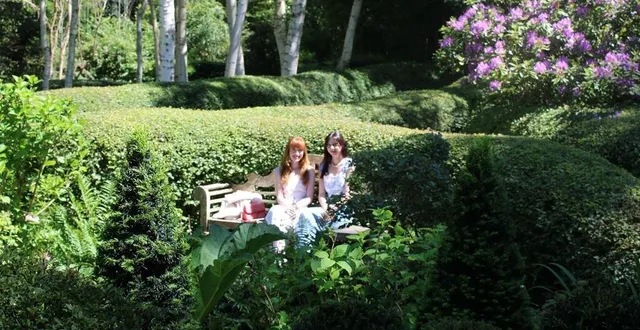 photo  chloé et hanaï ont complété joliment le nouveau décor. cette année, des bancs ont été installés.  &copy;  ouest-france 