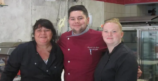 photo  isabelle et clara entourent maverick, le nouveau boucher.  &copy;  ouest-france 