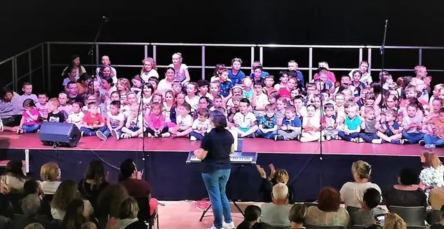 photo  112 enfants de l’école jean-baptiste-galan à la belinoise sous la direction d’emèle papin et en compagnie d’adeline savin.  &copy;  ouest-france 