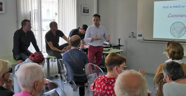 photo  samedi 4 juin 2022, une quinzaine d’habitants a longuement interrogé le maire de sablé-sur-sarthe, nicolas leudière, au sujet des cellules commerciales vides du centre-ville.  &copy;  le maine libre 