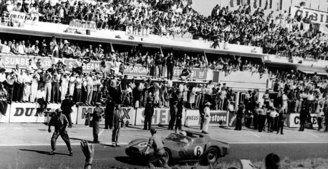 photo  phil hill et olivier gendebien s’imposent sur la 330 lm.  &copy;  ferrari 