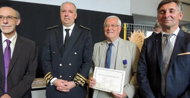 photo  de g. à d. : philippe castaing président de l’amopa 61, le préfet sébastien jallet, christian vannier et jean-luc legrand, directeur des services de l’éducation nationale lors de la cérémonie à bellême  &copy;  dr 