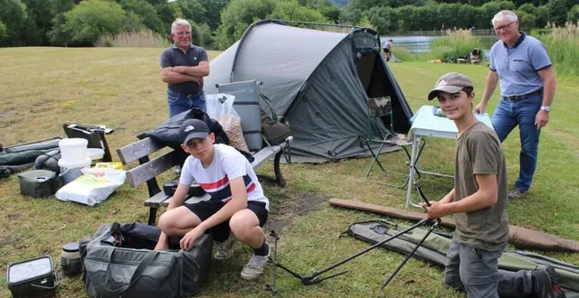 photo  aubin croisé et rémi patel, au montage de leur matériel avant l’enduro, sous les regards de pierre duval et gérard schneider, membres de l’association.  &copy;  ouest-france 