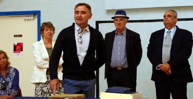 photo  olivier ribot a remis le registre des délibérations au maire de dollon.  &copy;  le maine libre 