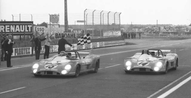 photo  les matra-simca d’henri pescarolo – graham hill et de françois cevert – howden ganley (n° 14) franchissent ensemble la ligne d’arrivée.  &copy;  archives ouest-france 