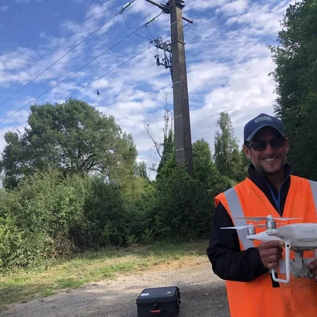 photo enedis a formé six pilotes de drone pour la région. ici denis hoarau.  ©  le maine libre