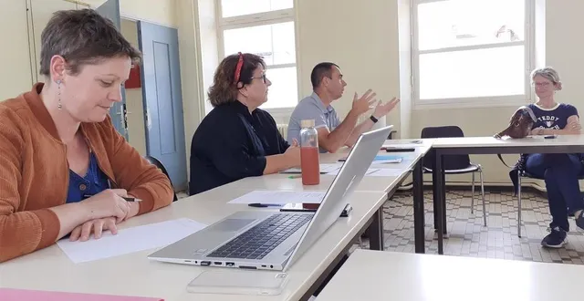 photo  karen leblanc, lydie dupont-goureau et françois olivier ont fait le point avec des bénévoles de la réserve communale de sécurité civile.  &copy;  le maine libre 