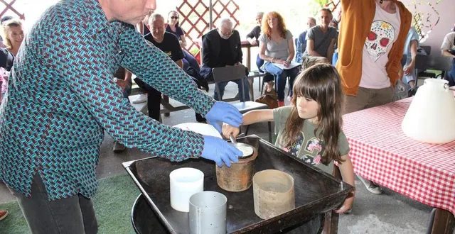 photo  juliette, 6 ans, a mis la main à la louche pour reproduire consciencieusement le geste effectué au préalable par stanislas rault.  &copy;  ouest-france 