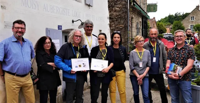 photo  les deux lauréats du palmarès entourés des organisateurs des amis de saint-céneri  &copy;  ouest-france 