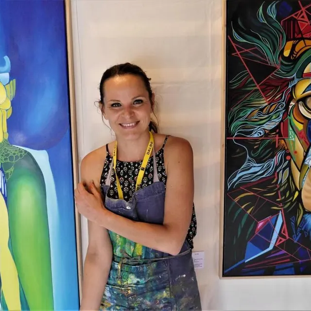 photo olga barte présente deux de ses oeuvres très colorées.  ©  ouest-france