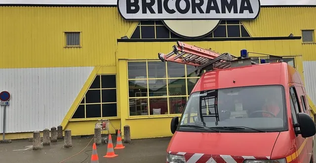 photo  un début d’incendie est survenu ce mardi 7 juin 2022 au bricorama de sablé-sur-sarthe, ici photographié lors d’une précédente intervention des pompiers en 2018.  &copy;  archives ouest-france 