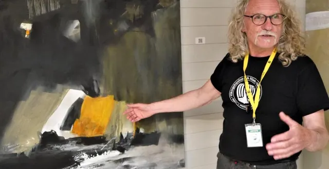 photo  akil présente son tableau « résistance sur le covid ».  &copy;  ouest-france 