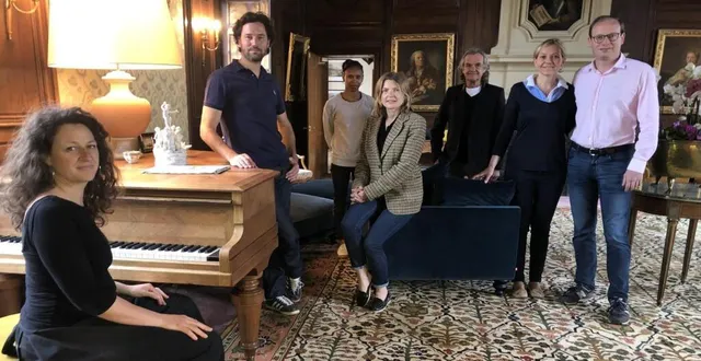 photo  de g. à d. : anaïs (architecte décoratrice), pierre-emmanuel, sarah (gestion), kseniya, patrick (premier client ), camille et loïc (coordinateurs en maîtrise d’ouvrage).  &copy;  le maine libre 