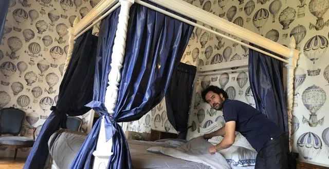 photo  une des cinq chambres de luxe, dans les tons bleus. charme et sens du détail. décorée par pierre-emmanuel et sa femme kseniya.  &copy;  le maine libre 