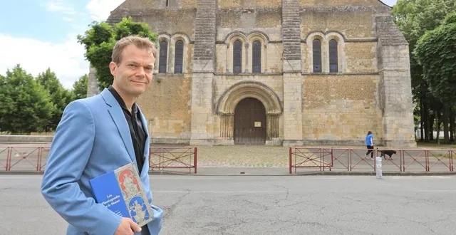 photo  ghislain baury, coauteur de l’ouvrage sur les plantagenêts, devant l’ancien hôtel-dieu de coëffort (fin xiie s.), place washington. c’est sans doute, dans le maine, l’édifice le plus emblématique de cette dynastie, avec l’épau et le portail royal de la cathédrale.  &copy;  ouest-france 