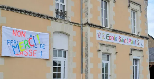 photo  la première banderole est désormais barrée d’un grand « merci ».  &copy;  le maine libre 