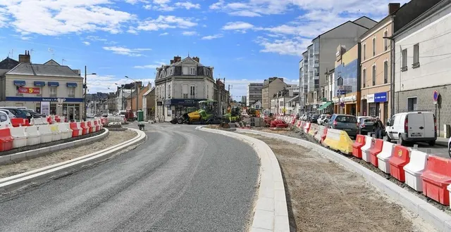 photo  le réaménagement de la place de la chasse-royale devrait être terminé fin octobre 2022 au plus tard. le piéton y trouvera toute sa place.  &copy;  le maine libre – yvon loué 