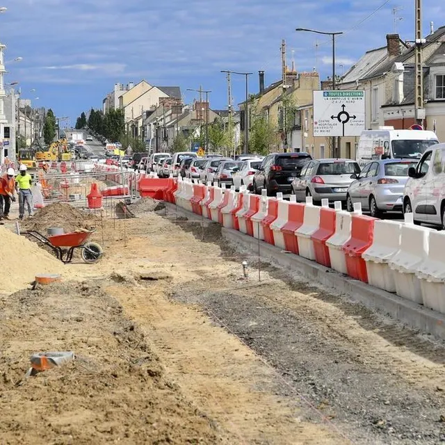 photo la circulation automobile est compliquée depuis plusieurs mois dans le bas de l’avenue rhin-et-danube.  ©  le maine libre – yvon loué