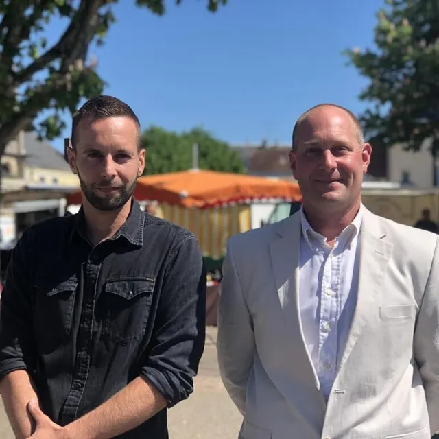 photo anthony frémont (à droite), candidat rassemblement national, aux élections législatives dans l’orne pour la 3e circonscription, et guillaume clouet, son suppléant (à gauche).  ©  ouest-france