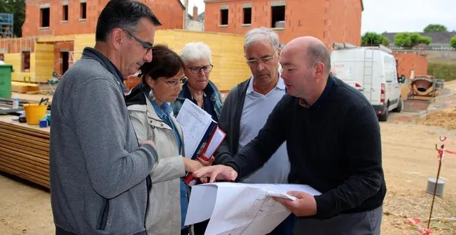 photo  autour de françois boussard, l’architecte annabelle bouhours et catherine donné, vice-présidente de sud sarthe, qui supervise ce chantier, le mardi 7 juin 2022 au lude.  &copy;  le maine libre 